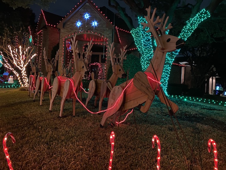 Visit Deerfield Christmas Lights from car at free of cost. Unijou